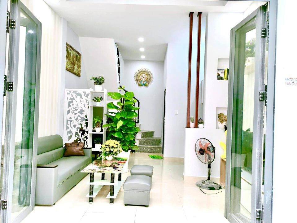 Cần bán gấp nhà 1 lầu đối diện UBND xã Hưng Long. 780tr - Diện tích : 4x10m - Nhà 1 trệt 1 lầu