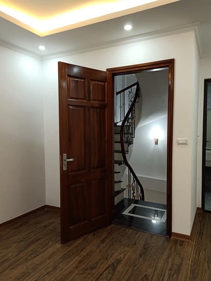 Bán nhà NGUYÊN HỒNG- 5 Tầng- Gần phố- Ngõ thông- Nhà mới đẹp- 4 Tỷ