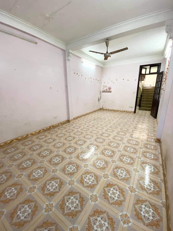 Cho thuê nhà 5 tầng, TDT 250 m2, ngõ 255 ngách 45 số nhà 8 đường Lĩnh Nam, quận Hoàng Mai, Hà Nội