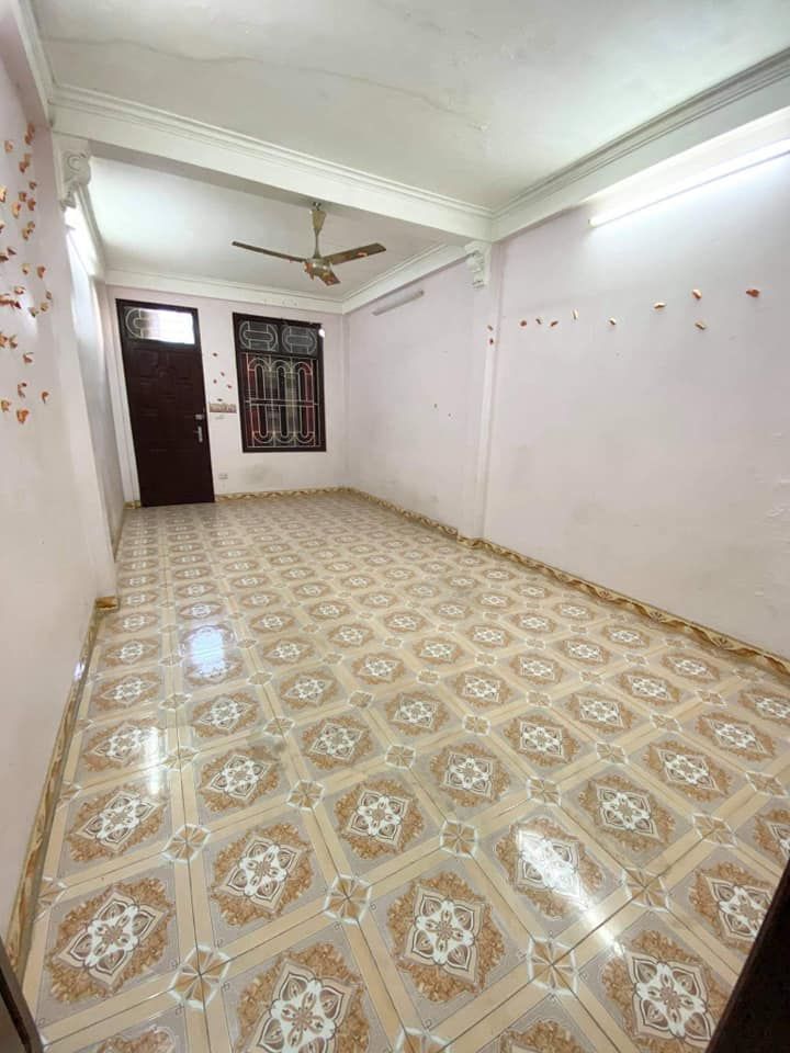 Cho thuê nhà 5 tầng, TDT 250 m2, ngõ 255 ngách 45 số nhà 8 đường Lĩnh Nam, quận Hoàng Mai, Hà Nội