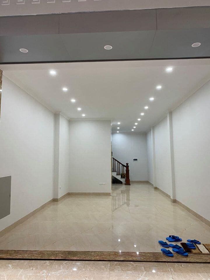 Bán nhà ngõ 2 Phạm Văn Đồng. Diện tích 38m2 x 5 tầng, mặt tiền 4.2m. Nhà thiết kế đẹp rất hợp lý.