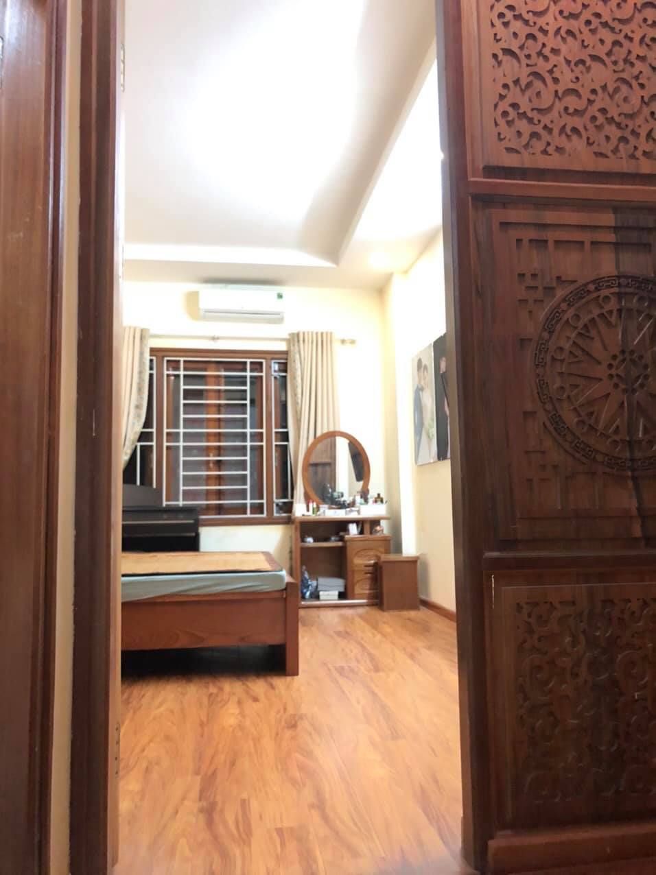 Chủ cần tiền bán nhà 155 Cầu Giấy. ngõ rộng 2 xe ô tô tránh nhau.