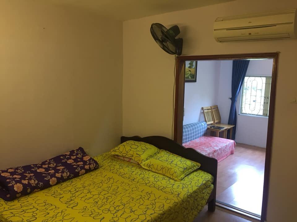Cho thuê căn hộ tập thể B1 mặt hồ giảng võ ( ở tầng 5 ) 55m2 chia 2 ngủ 1 wc ( nhà ở tầng 5)
