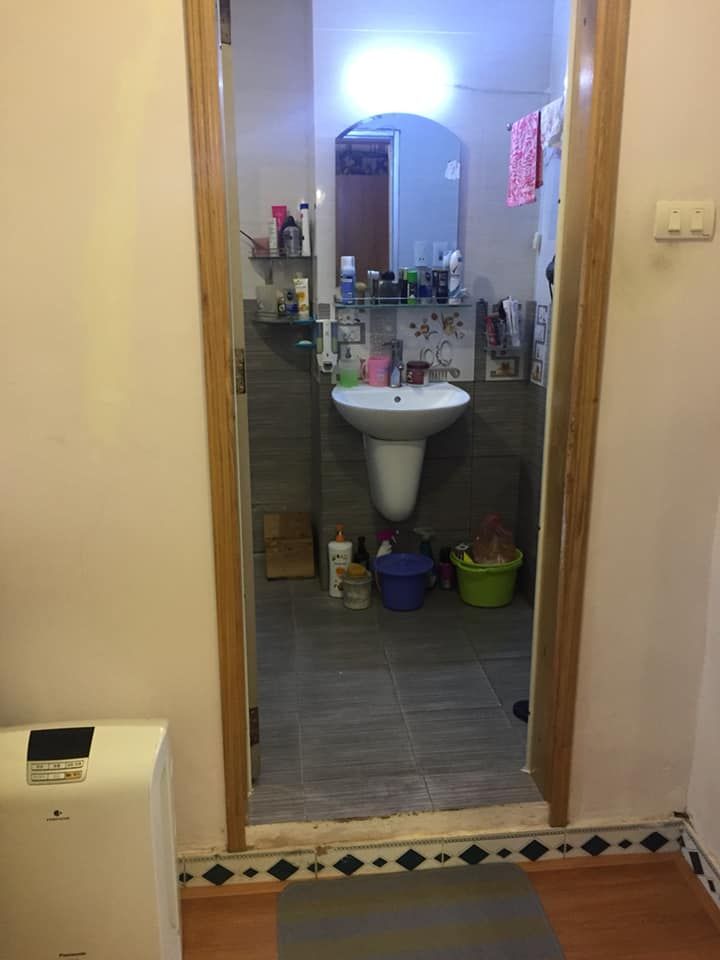 Cho thuê căn hộ tập thể B1 mặt hồ giảng võ ( ở tầng 5 ) 55m2 chia 2 ngủ 1 wc ( nhà ở tầng 5)
