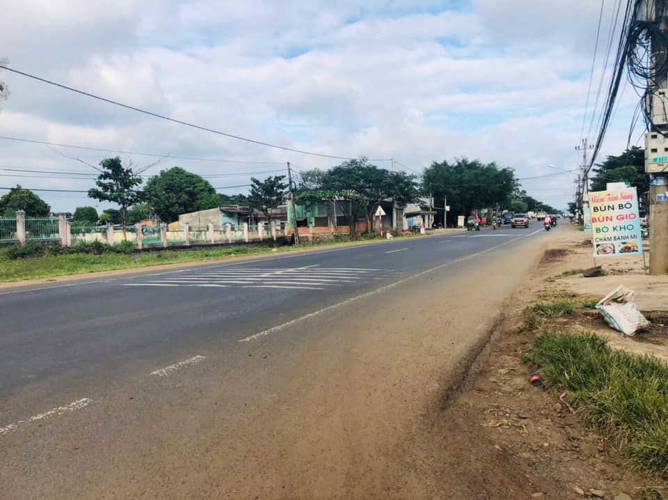 Bán đất CÁCH NGÃ SÁU BMT 8KM gần mọi tiện ích xã hội bán kính 300m DIỆN TÍCH 5x30
