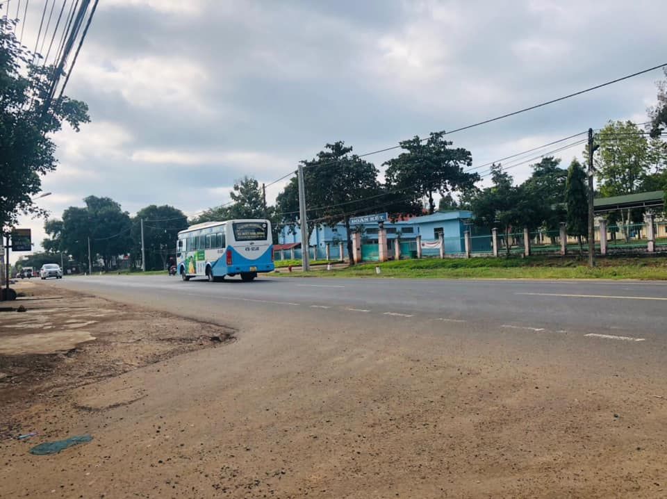 Bán đất CÁCH NGÃ SÁU BMT 8KM gần mọi tiện ích xã hội bán kính 300m DIỆN TÍCH 5x30