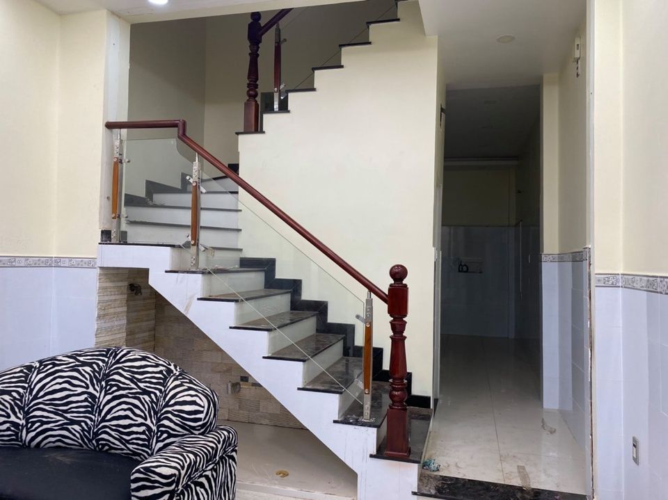 Cho thuê nhà nguyên căn hẻm 1027 Huỳnh Tấn Phát, p Phú Thuận, quận 7 Diện tích nhà 4m x13m.