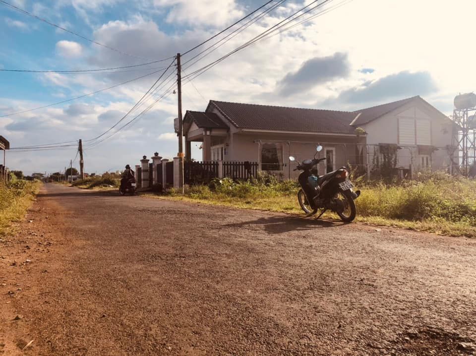 Bán đất CÁCH NGÃ SÁU BMT 8KM gần mọi tiện ích xã hội bán kính 300m DIỆN TÍCH 5x30
