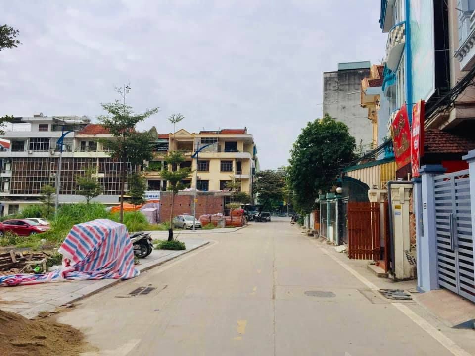 Cần Bán Ô Đất Đẹp Trung Tâm Cột 3 Ngõ 11 Nguyễn Văn Cừ Hồng Hải DT 65m MT 5.35m
