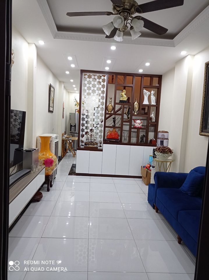 cần bán căn nhà siêu đẹp ở ngay Ngọc Thuỵ Long Biên ô tô đỗ cửa