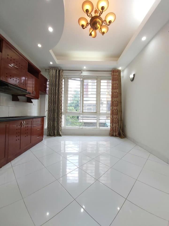Chính chủ bán nhà 70m2, 5 tầng, ô tô đỗ Cửa, số 223 ngõ 211 khương trung, kinh doanh tốt ngõ rộng.