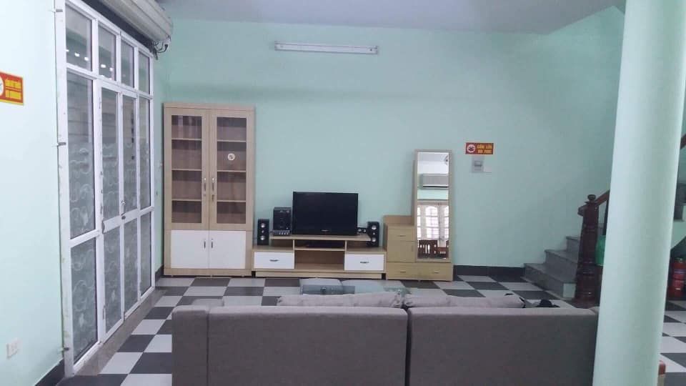 Cho thuê nhà nguyên căn đường Lạc Long Quân. Diện tích 90m2 x 4 tầng. 5 phòng ngủ khép kín