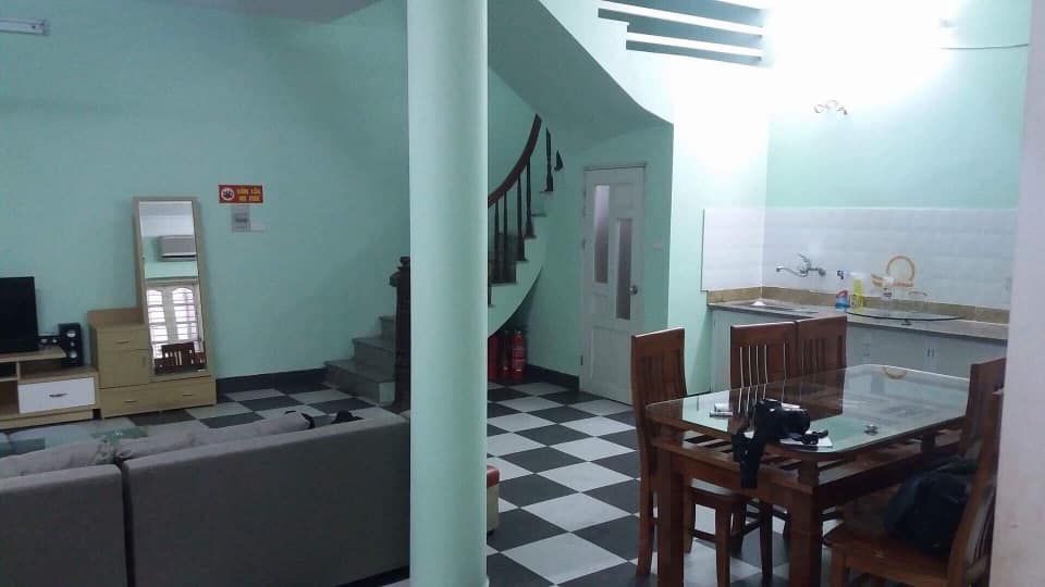 Cho thuê nhà nguyên căn đường Lạc Long Quân. Diện tích 90m2 x 4 tầng. 5 phòng ngủ khép kín
