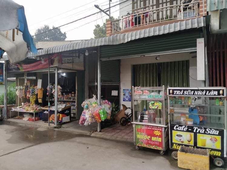 Người nhà chuyển về quê cần bán 2 day tro và Nhà 1 lâu 1tret sổ Hồng riêng 2 lô 2sổ