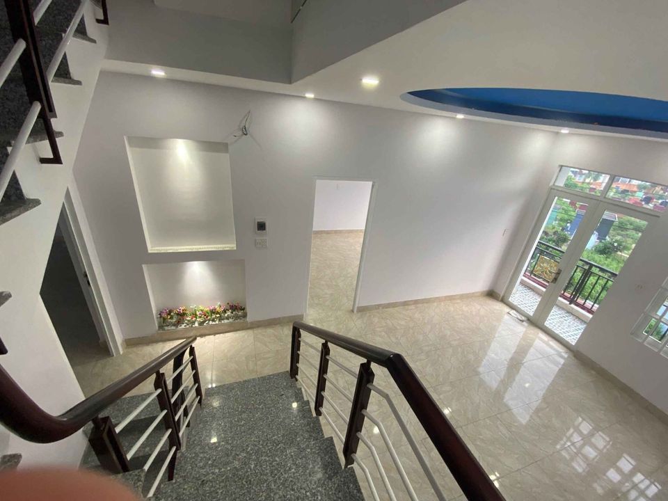 Bán nhà 2 lầu gần bigc DĨ AN DT105m2 ngang 7m Đường xe hơi hoàn công đầy đủ Nhà xây kiên cố