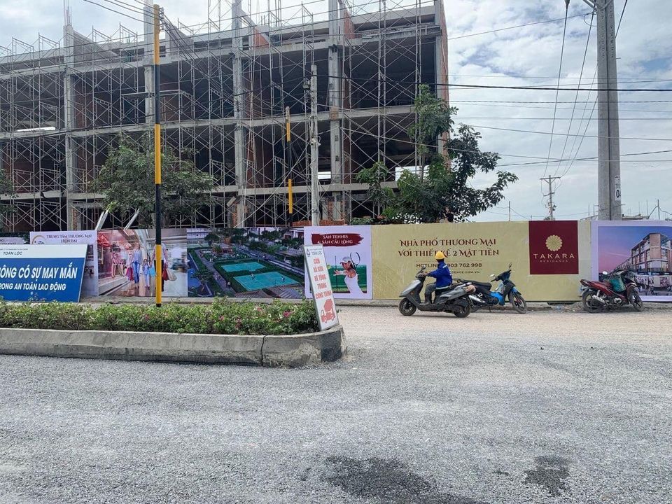 Bán nhà phố thương mại nằm ngay trung tâm Thủ Dầu Một Bình Dương 1 trệt 3 Lầu DTtừ 105m