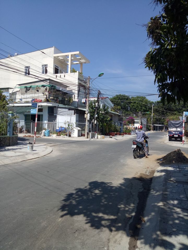 Cần bán gấp nền nhà ngang 4m dài 25m. Ở KDC sau lưng hồ bơi khu liên hợp Phường Mỹ Phú Đồng Tháp