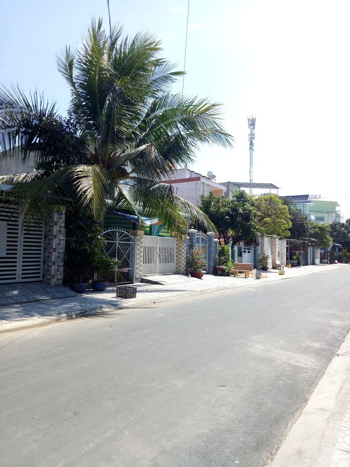 Cần bán gấp nền nhà ngang 4m dài 25m. Ở KDC sau lưng hồ bơi khu liên hợp Phường Mỹ Phú Đồng Tháp