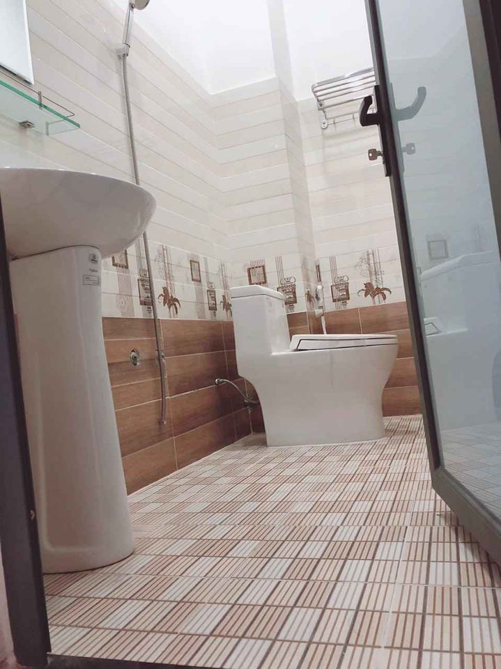 NHÀ MẶT TIỀN NGÃ 4 MIẾU ÔNG CÙ SHR 64M2 800TR
