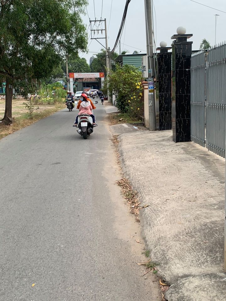 Đất chính chủ. Mình cần bán lô đất cặp kế bên trường cấp 1 Lê Thị Hồng Gấm, Tân An TDM.