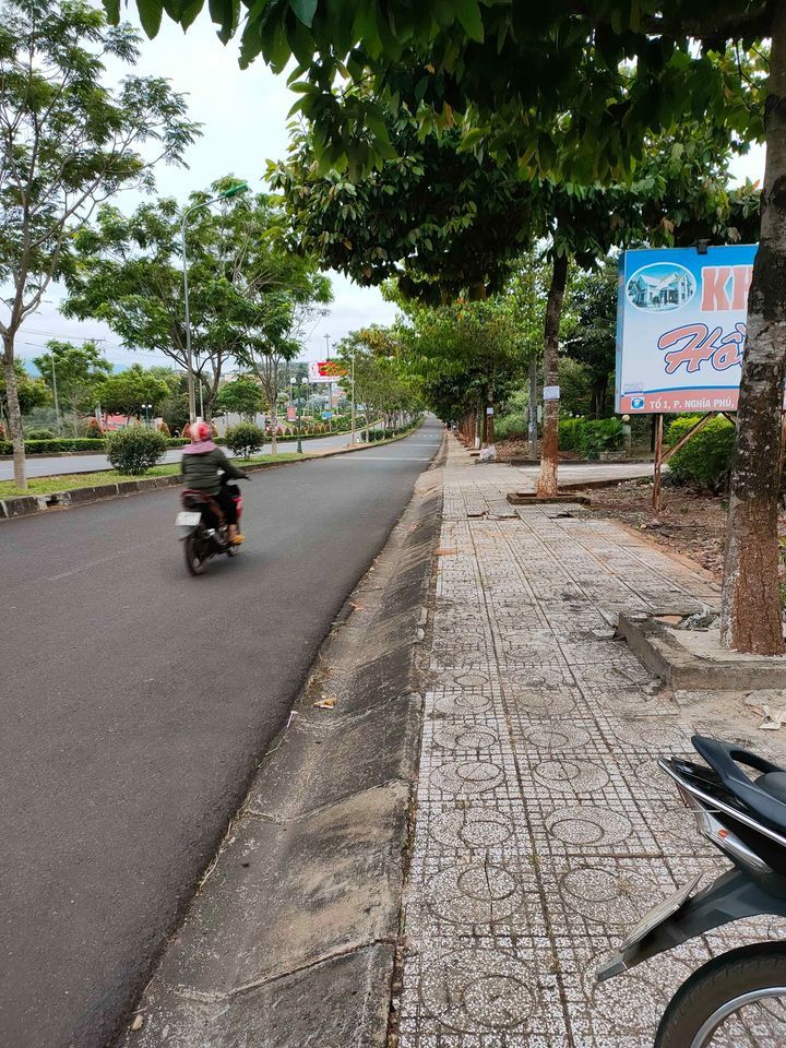 Bán 50m mặt tiền q.lộ 14 ngay trung tâm Tp Gia Nghĩa, đất bằng đẹp. Thuận tiện cho kinh doanh
