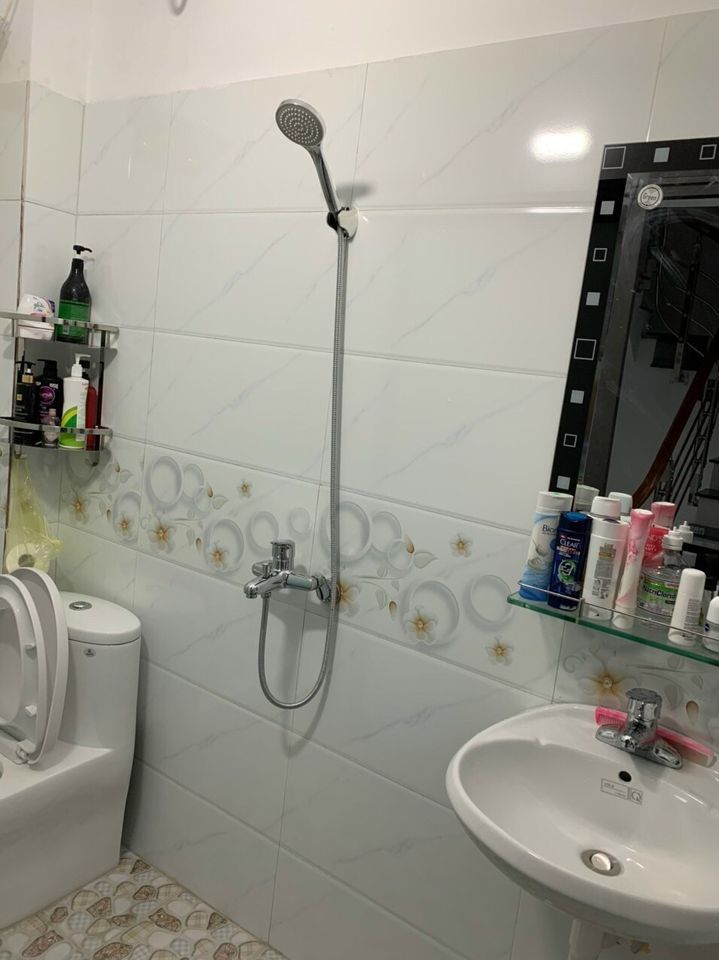 Cần bán căn nhà 3 tầng mới xây ,ngõ phố Chi Lăng. Ngõ ngắn, rộng gần 3m , oto đỗ cửa