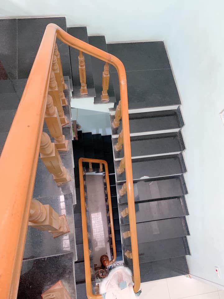 Bán Nhà 3 tầng Hướng Đông Nam đường Mường Than - gần ngã 6 - có thể vừa ở vừa kinh doanh.