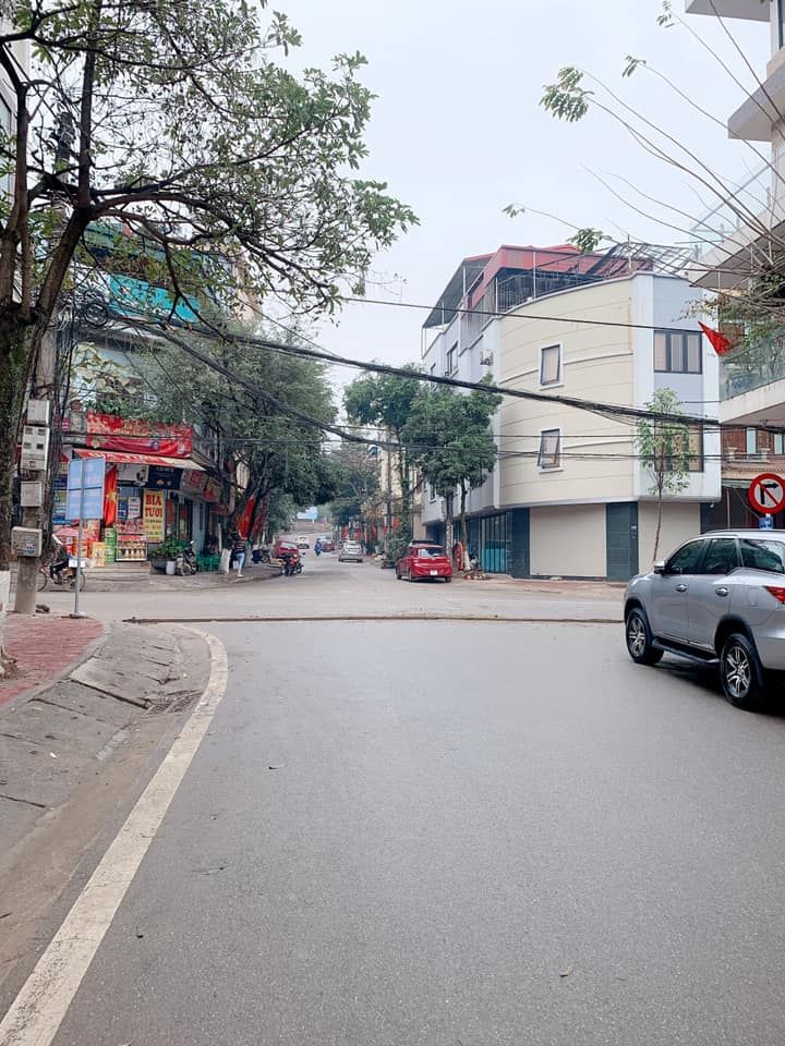 Bán Nhà 3 tầng Hướng Đông Nam đường Mường Than - gần ngã 6 - có thể vừa ở vừa kinh doanh.
