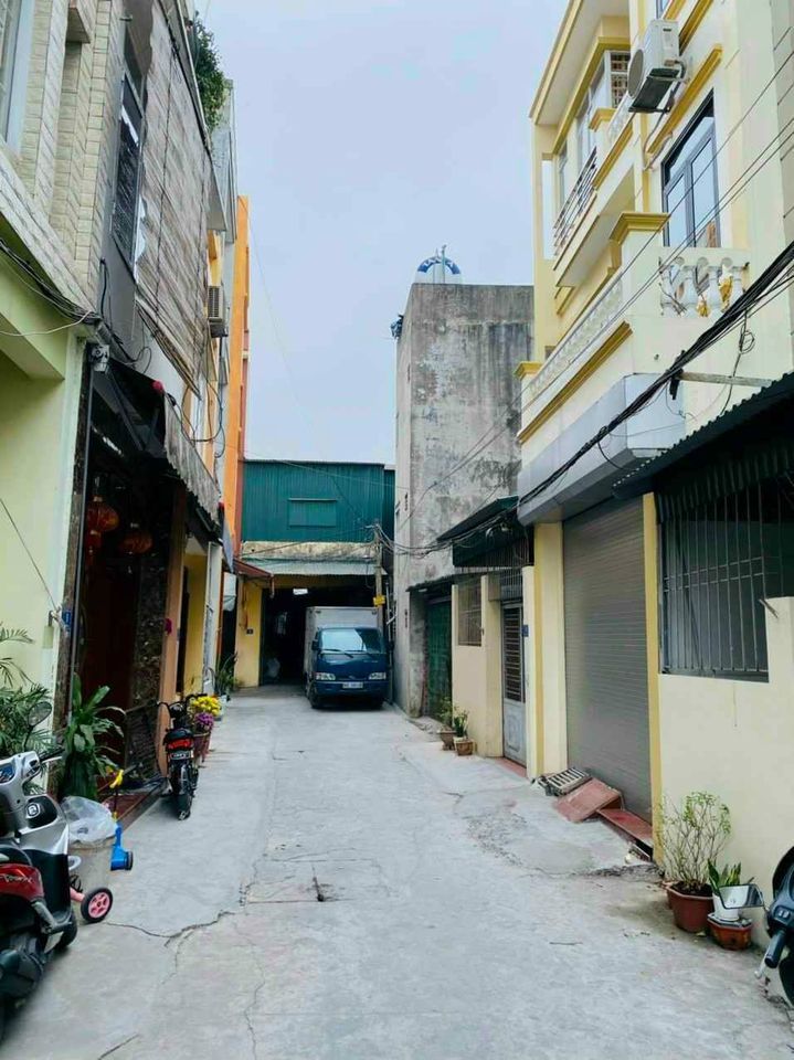 Nhà 2 tầng 60m2, 3 phòng ngủ, xe ô tô ra vào nhà. 1.2x tỷ. cách mặt phố Lê Viết Quang khoảng 30m