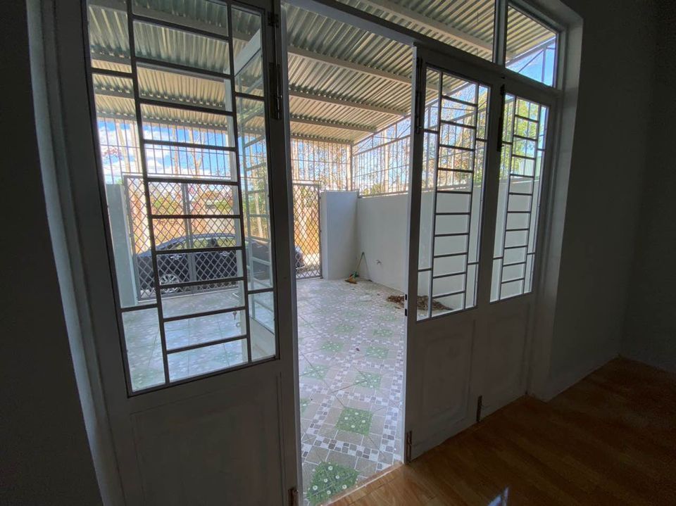 Cần bán gấp Nhà mới xây chưa ở tại thôn 1, xã Đăk Cấm. ngang 6.5m (nở hậu 8.6m) x dài 21.1m