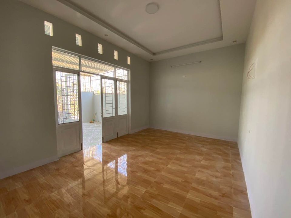 Cần bán gấp Nhà mới xây chưa ở tại thôn 1, xã Đăk Cấm. ngang 6.5m (nở hậu 8.6m) x dài 21.1m