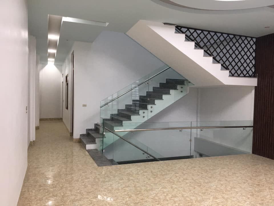 bán ngôi nhà 3 tầng xây dựng năm 2020. Tổng DT nhà 300m2, MT 6,1m; hg DN phố Anh Dũng Tiên Cát