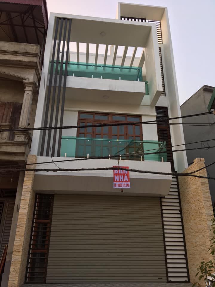 bán ngôi nhà 3 tầng xây dựng năm 2020. Tổng DT nhà 300m2, MT 6,1m; hg DN phố Anh Dũng Tiên Cát