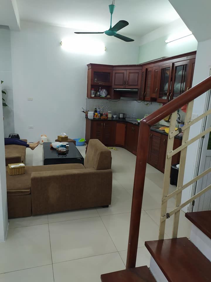 Cho thuê nhà nguyên căn trong ngõ, đường nguyễn ngọc vũ. Diện tích 60m × 3 tầng × 3 PN , 3 WC