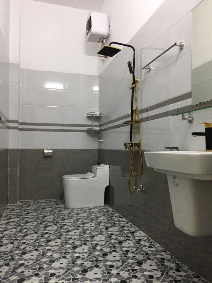 bán ngôi nhà 3 tầng xây dựng năm 2020. Tổng DT nhà 300m2, MT 6,1m; hg DN phố Anh Dũng Tiên Cát