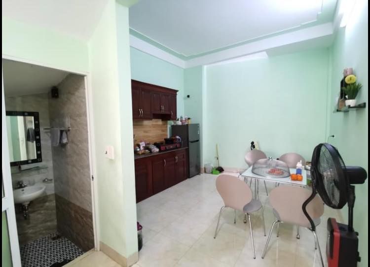 Bán Nhà đẹp; có 1-0-2 trong tầm 850 tr 2,5 tầng; có sân cổng để xe; có không gian thoáng sau nhà