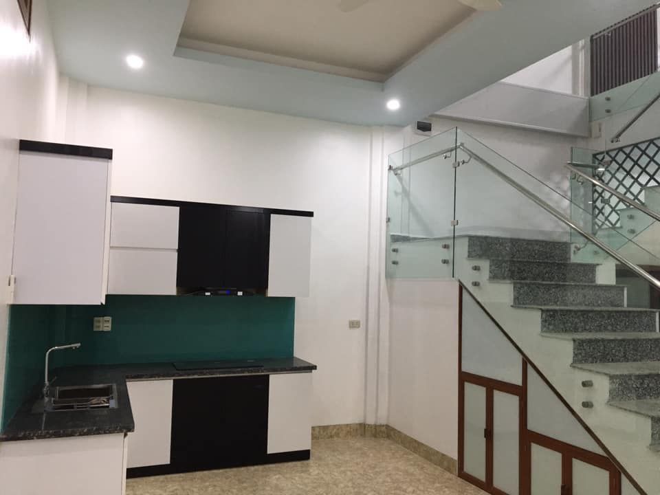 bán ngôi nhà 3 tầng xây dựng năm 2020. Tổng DT nhà 300m2, MT 6,1m; hg DN phố Anh Dũng Tiên Cát