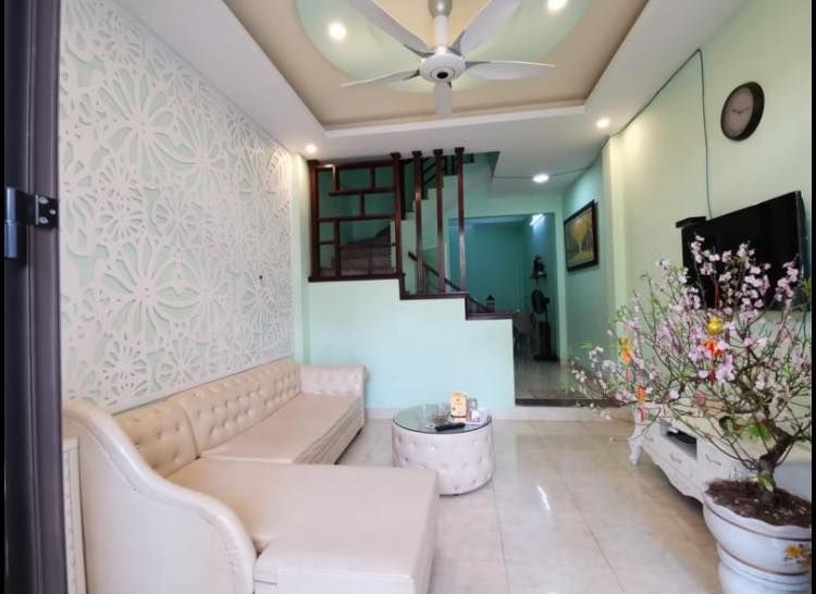 Bán Nhà đẹp; có 1-0-2 trong tầm 850 tr 2,5 tầng; có sân cổng để xe; có không gian thoáng sau nhà