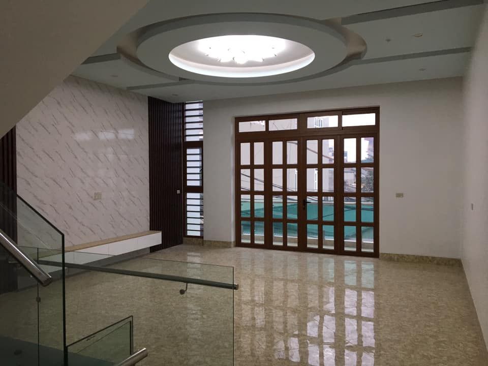 bán ngôi nhà 3 tầng xây dựng năm 2020. Tổng DT nhà 300m2, MT 6,1m; hg DN phố Anh Dũng Tiên Cát