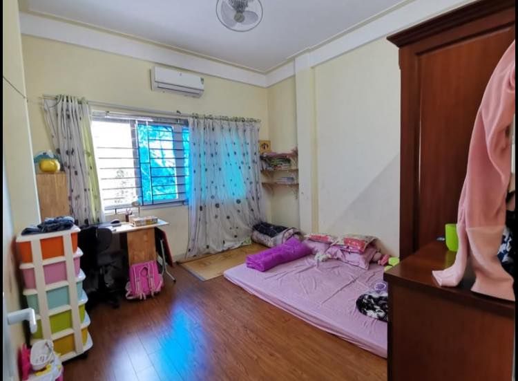 Bán Nhà đẹp; có 1-0-2 trong tầm 850 tr 2,5 tầng; có sân cổng để xe; có không gian thoáng sau nhà