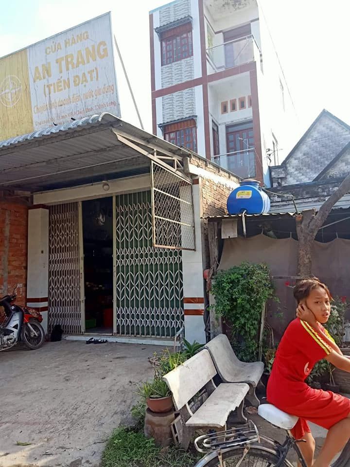 Chủ ngộp nên cần bán lại lại căn nhà 1trệt 2lầu ngay trung tâm chợ loan mỹ tam bình vl, dt 4,2 x23