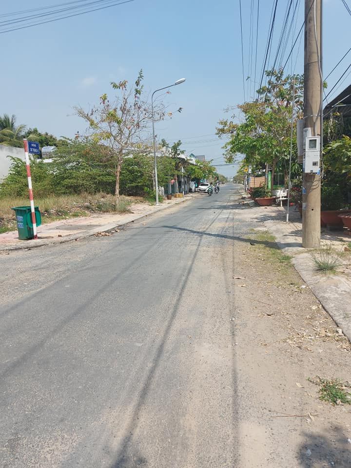 Cần bán cập nền chuẩn mực đẹp , kề góc đường 30/4 huyện tam nông vĩa hè trống đẹp không vướng