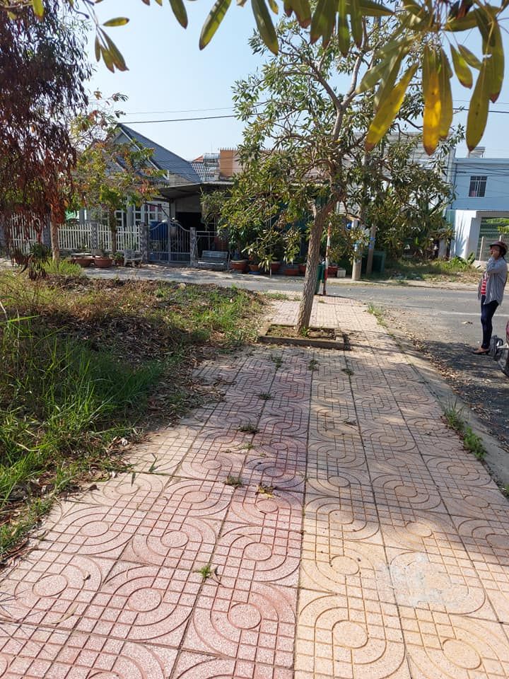 Cần bán cập nền chuẩn mực đẹp , kề góc đường 30/4 huyện tam nông vĩa hè trống đẹp không vướng
