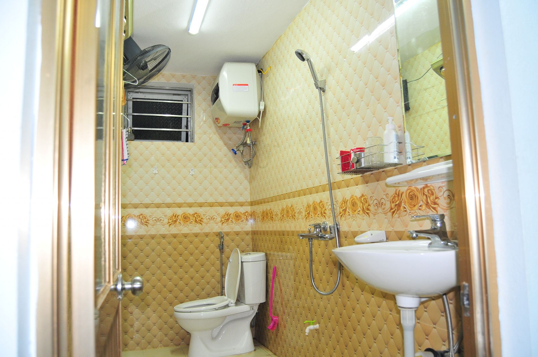 Bán ngôi nhà vườn chính chủ, cách tt km5 800m, cách chợ km6 500m. DT 300m2. lê văn tám, TP yên bái