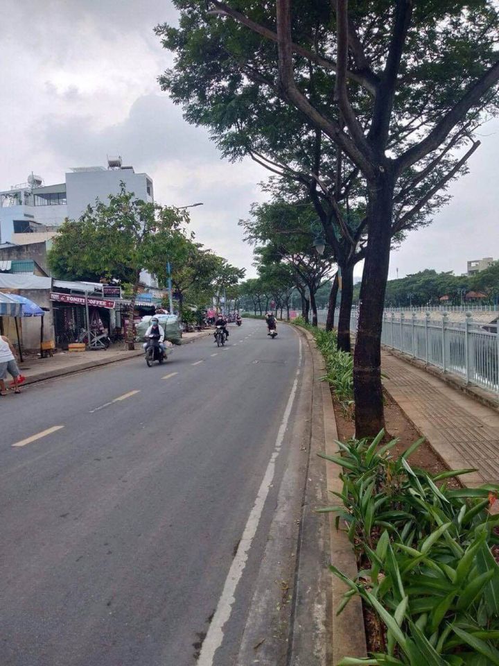Cần bán nhà mặt tiền kinh doanh chính chủ chưa qua đầu tư giá tốt, đường Lò Gốm P8 Quận 6.