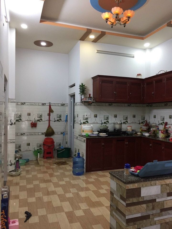 Bán nhà ngay chợ Bình Chánh. Dt 5x20 căn góc 2 mặt tiền giá 850 triệu. Lh chính chủ 0797334144