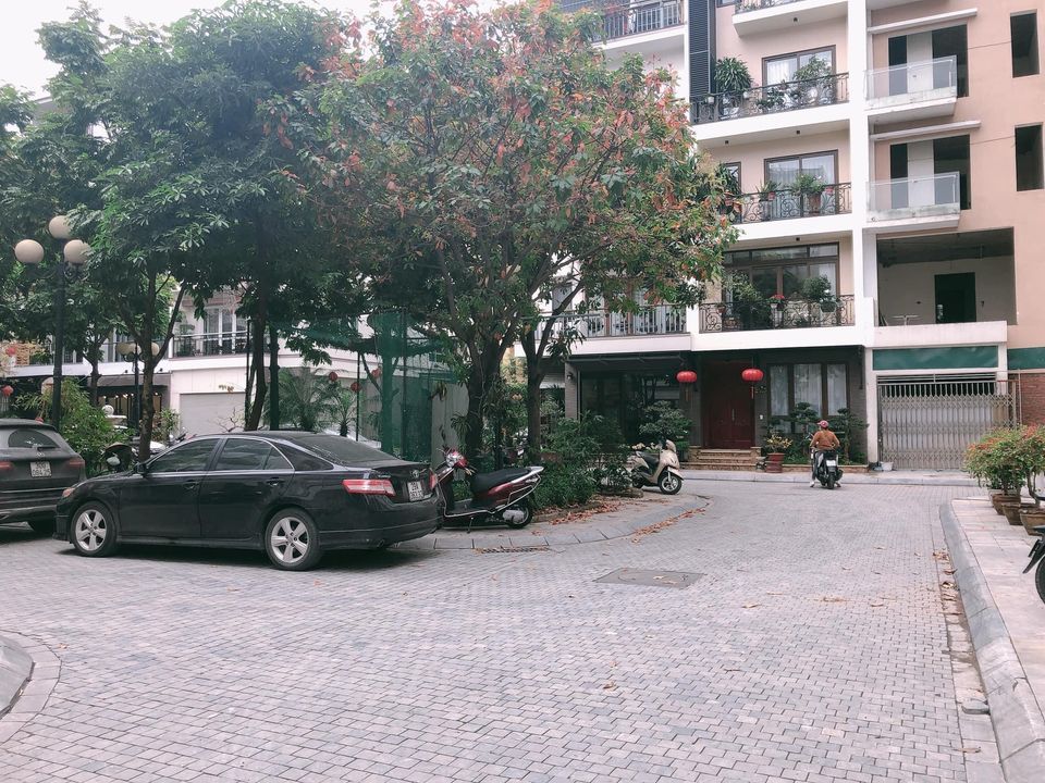 BIỆT THỰ ĐẲNG CẤP PHỐ NGUYỄN CHÍ THANH VIEW CÔNG VIÊN VỈA HÈ CHIM BAY, Ô TÔ TRÁNH, THANG MÁY