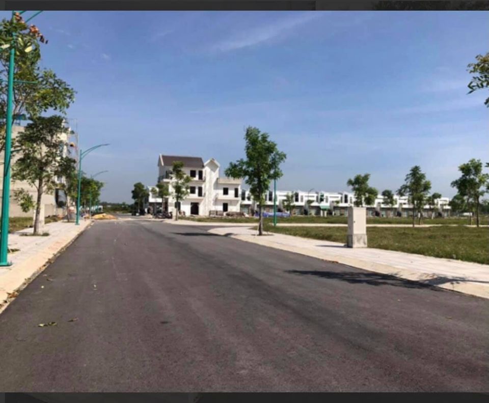 Cần bán lô đất 3 mặt tiền Quận 2 liền kề chợ Tân Lập Sổ hồng riêng Giá 31tr / m2 Diện tích 100m