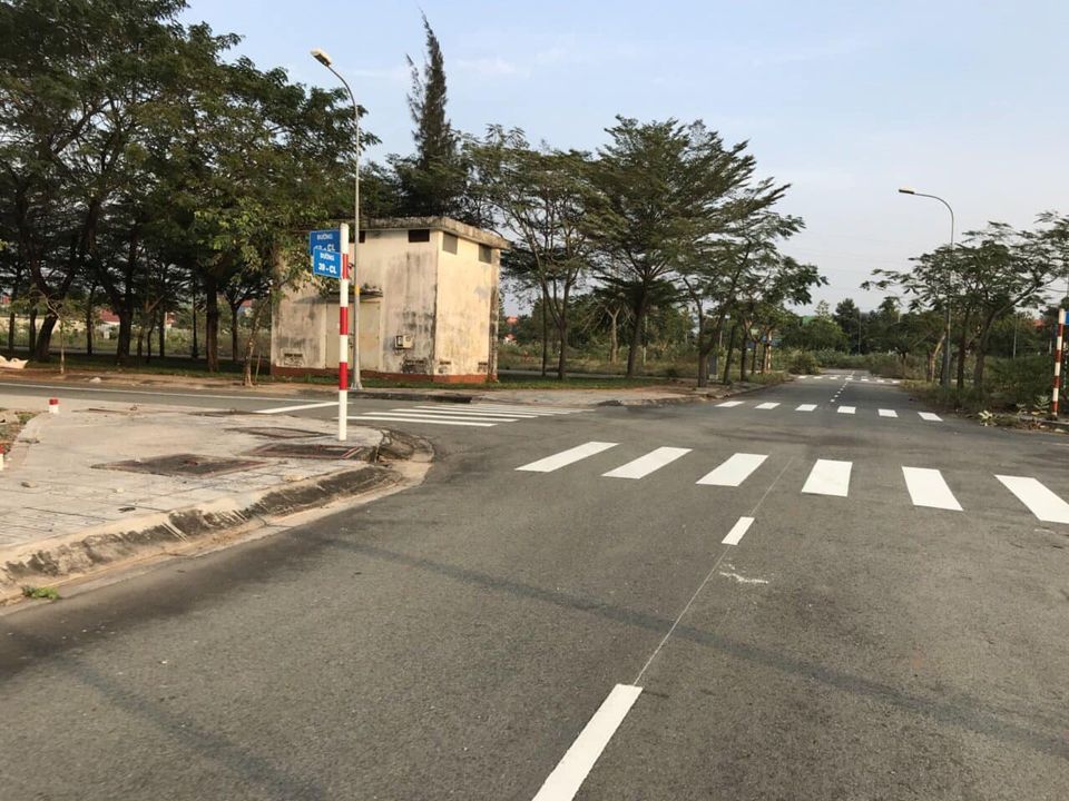 Cần bán lô đất 3 mặt tiền Quận 2 liền kề chợ Tân Lập Sổ hồng riêng Giá 31tr / m2 Diện tích 100m