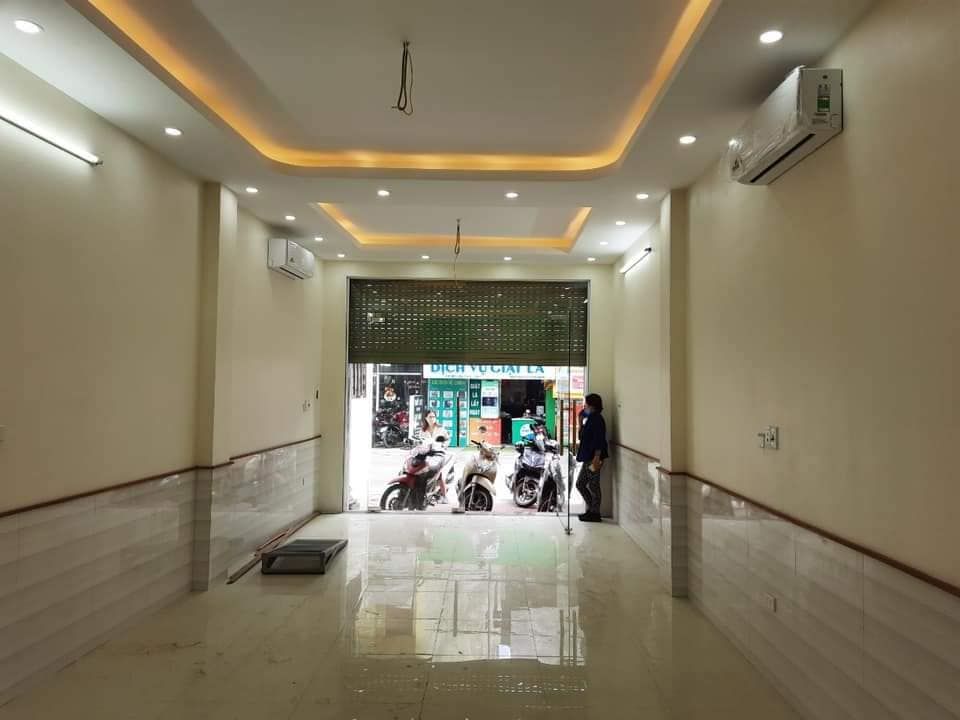 Bán nhà phố Bà Triệu, Hà Đông. Thuộc vị trí đẹp nhất của con phố này, khu vực cực kì sầm uất.
